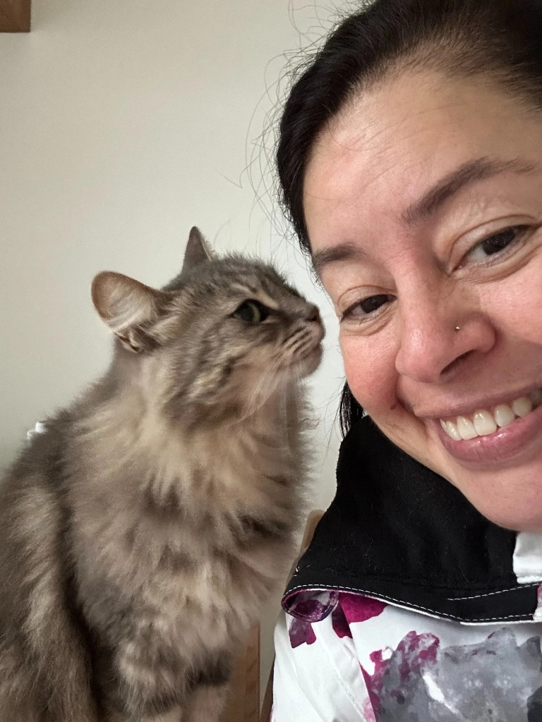 Marisol con uno dei suoi gatti