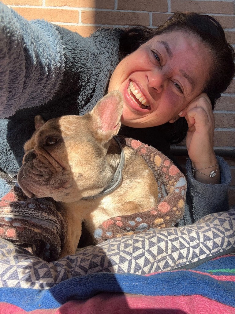 Marisol con un cane all’aperto