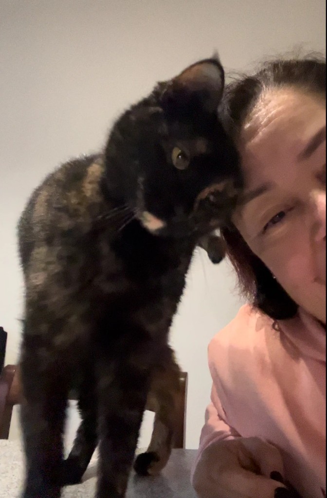 Marisol con uno dei suoi gatti